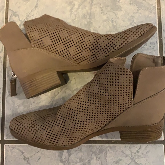 Taupe booties. Size 10 - Picture 5 of 6